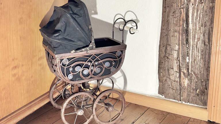 Antiker Puppenwagen